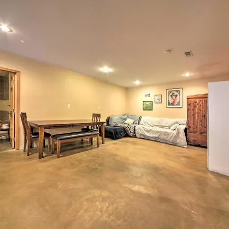 Peaceful Custom Carbondale Home With Pool, Near Siu!