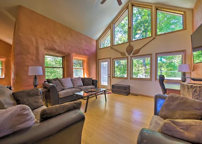 Peaceful Custom W/ Deck, Near Siu!