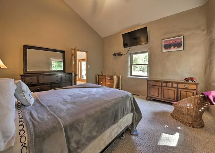 Peaceful Custom W/ Deck, Near Siu!