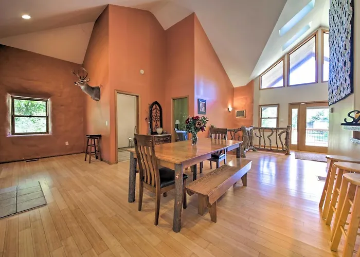 Peaceful Custom W/ Deck, Near Siu! Holiday home Carbondale