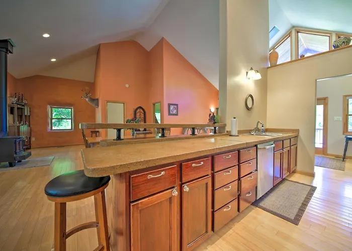 Holiday home Peaceful Custom W/ Deck, Near Siu! Carbondale