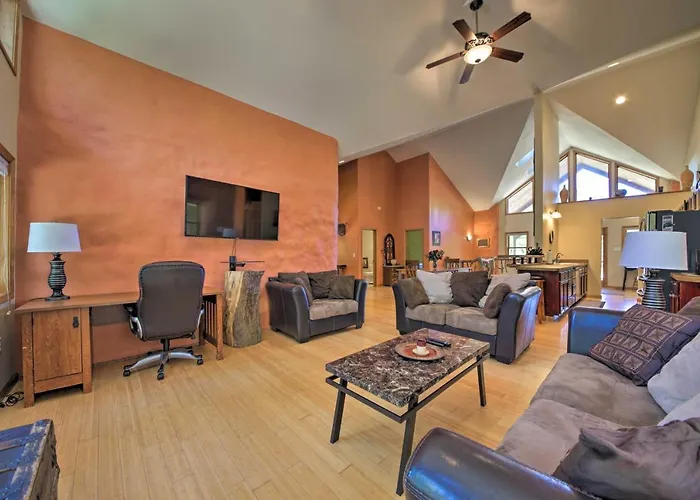 Peaceful Custom W/ Deck, Near Siu! *