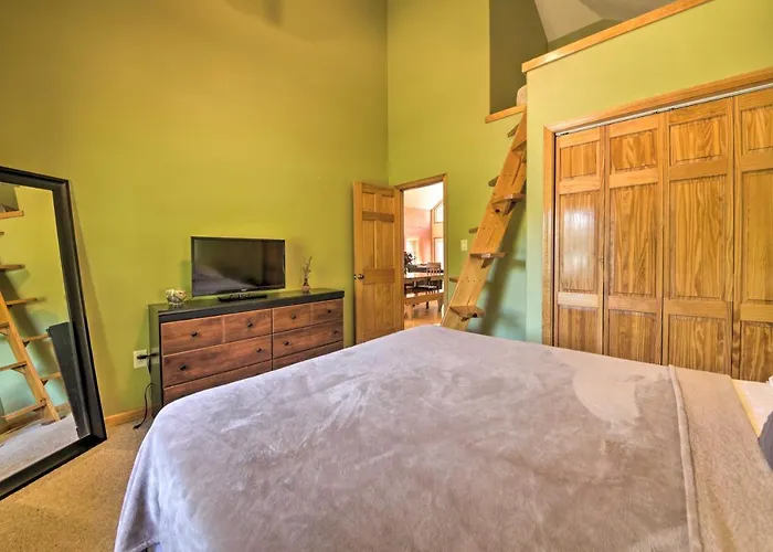 Peaceful Custom W/ Deck, Near Siu!