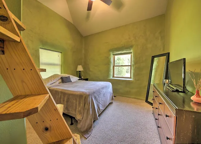 Holiday home Peaceful Custom W/ Deck, Near Siu! *
