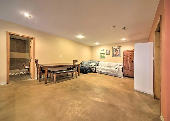 Peaceful Custom W/ Deck, Near Siu! *