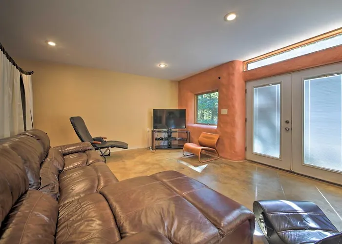 Peaceful Custom W/ Deck, Near Siu! Holiday home *