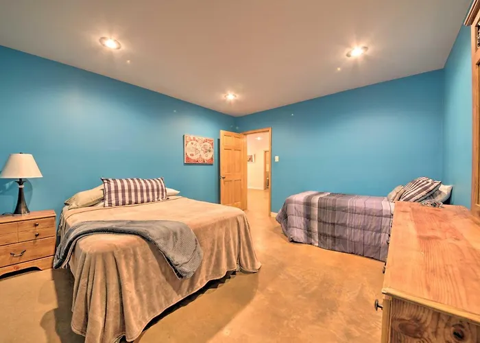Peaceful Custom W/ Deck, Near Siu!