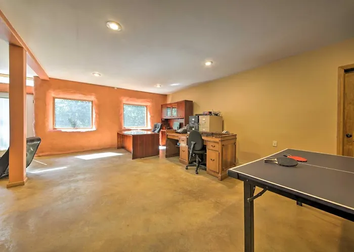 Peaceful Custom W/ Deck, Near Siu! *